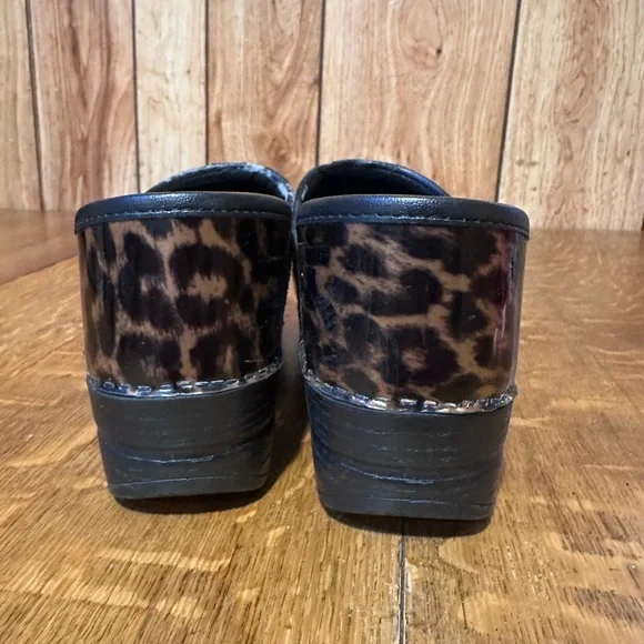 Dansko patent leopard print clogs size 38 - Picture 4 of 7
